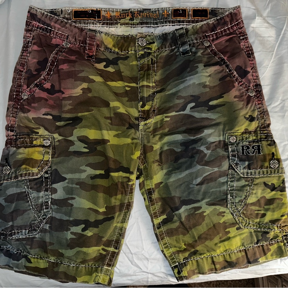 Like New Men’s Rock Revival Multi Color Cargo Shorts